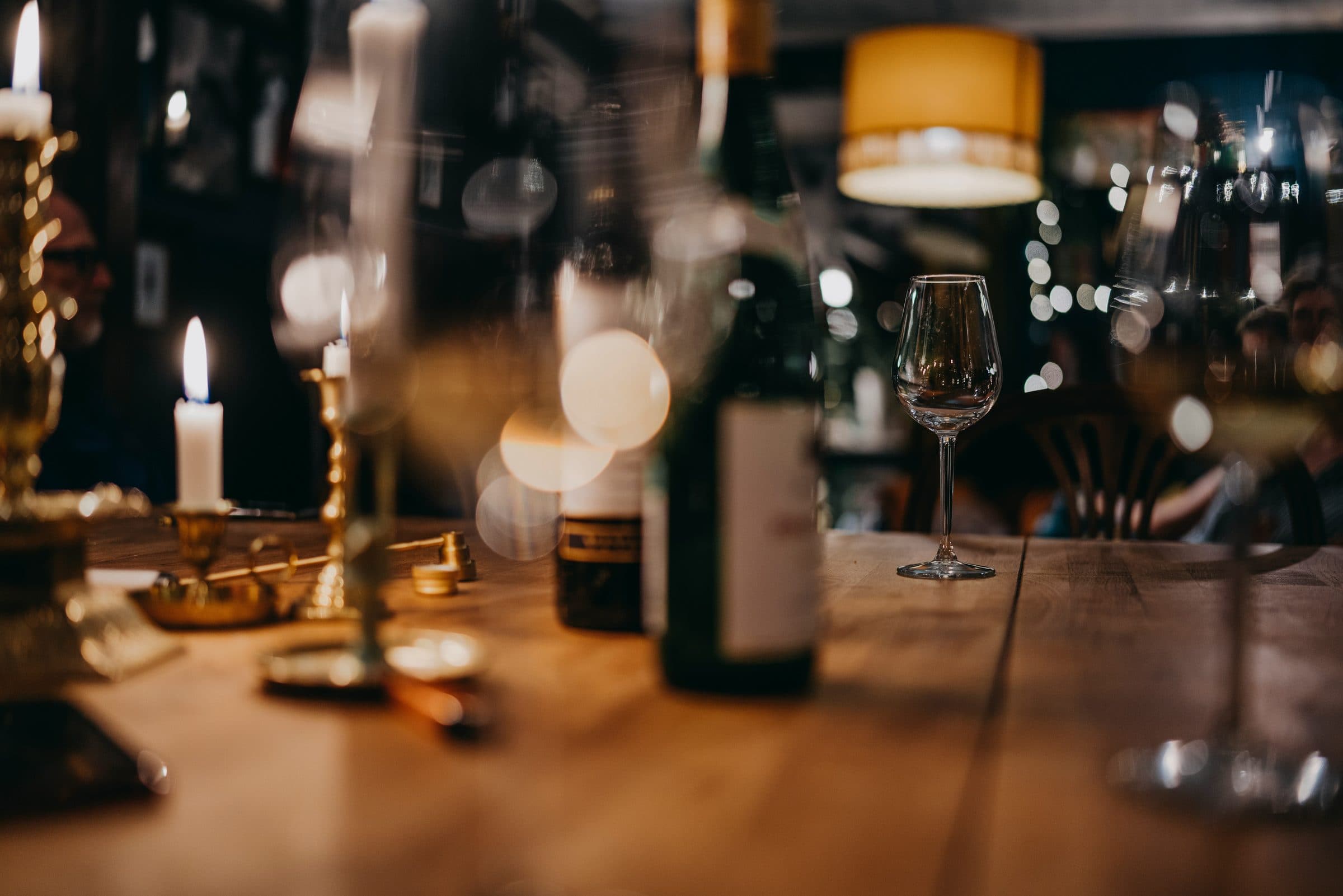 Wijnfles op een houten tafel